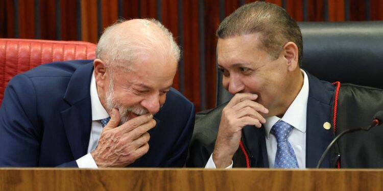 Nunes Marques toma posse na presidência do TSE; Mendonça será vice