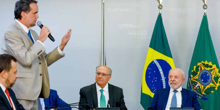 Lula assina MP e zera “taxa das blusinhas”