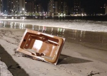 Banheira surge em praia e chama atenção de moradores no litoral de SP; VÍDEO