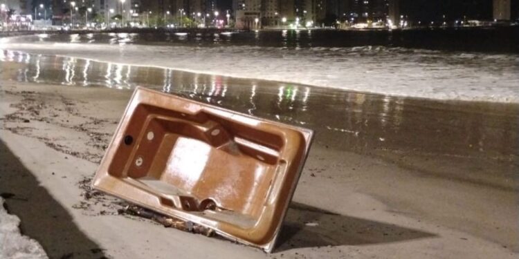 Banheira surge em praia e chama atenção de moradores no litoral de SP; VÍDEO