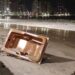 Banheira surge em praia e chama atenção de moradores no litoral de SP; VÍDEO