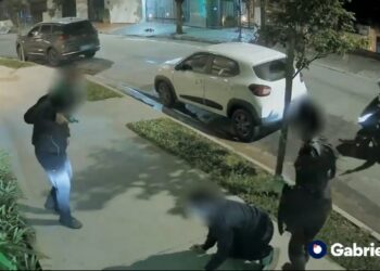 Câmera flagra momento em que ladrões atiram em jovem de 24 anos em Pinheiros, na Zona Oeste de SP; VÍDEO