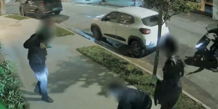 Câmera flagra momento em que ladrões atiram em jovem de 24 anos em Pinheiros, na Zona Oeste de SP; VÍDEO