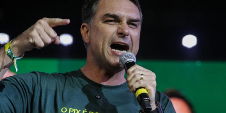 Flávio Bolsonaro cobra instalação de CPMI do Banco Master e desafia oposição no Congresso: "Não tenho nada…