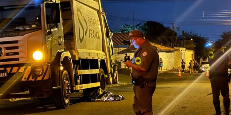 Trabalhador morre atropelado por caminhão da coleta de lixo em Franca, SP
