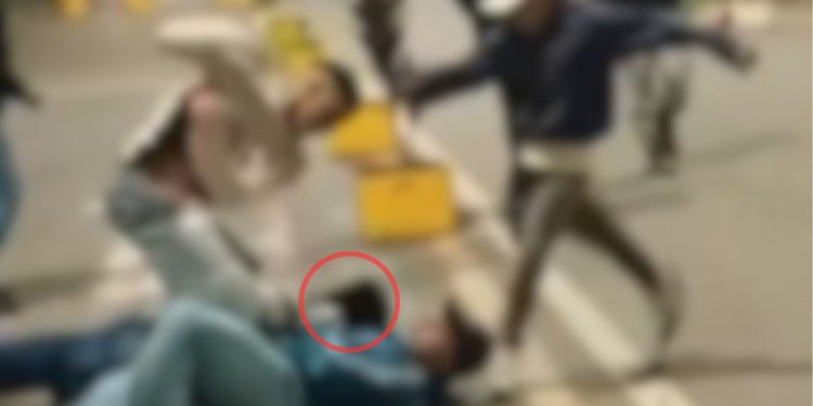 Homem é espancado em praça no interior de SP e leva chute de menor durante agressões; VÍDEO